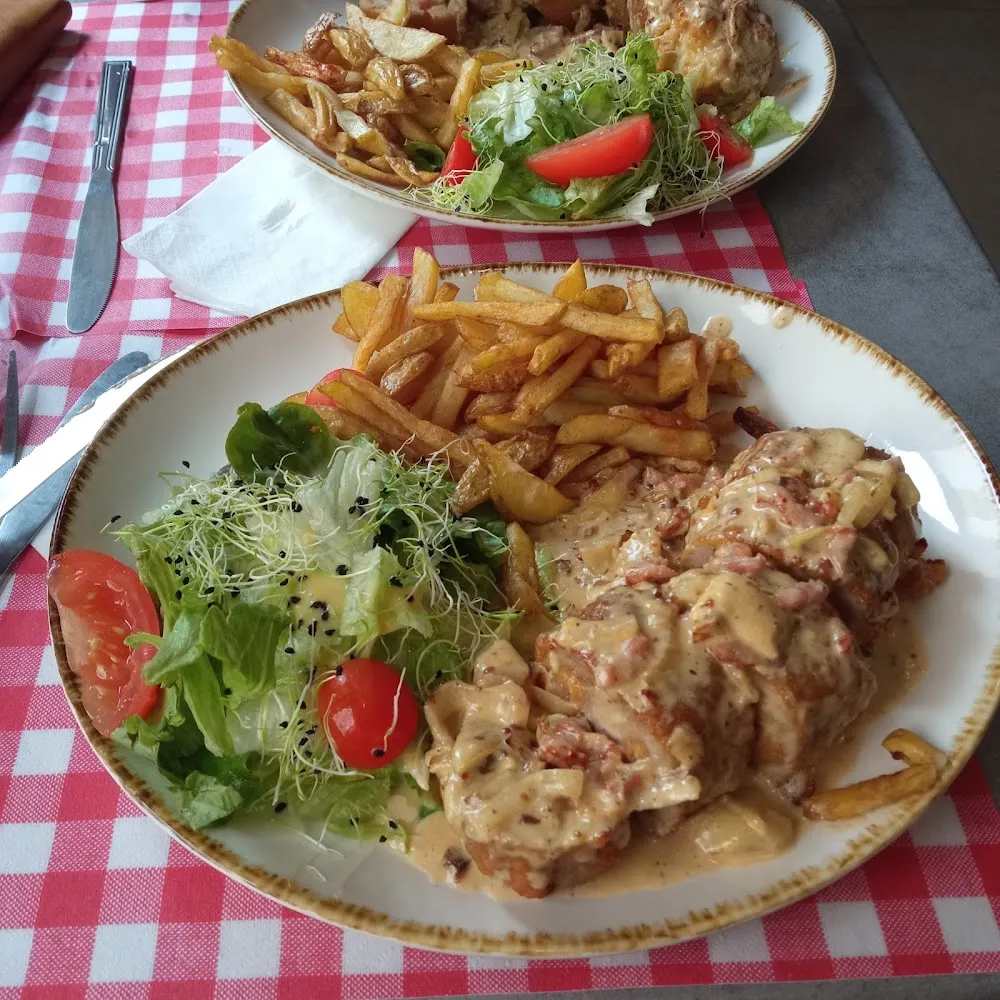 Cordon Bleu Sauce Savoyarde Avec Ses Frites Maison Et Sa Salade